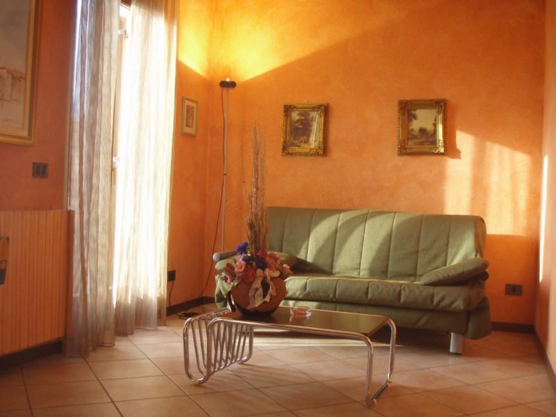 Casa Flora woonkamer met bedbank - Idromeer -  Hotel Alpino