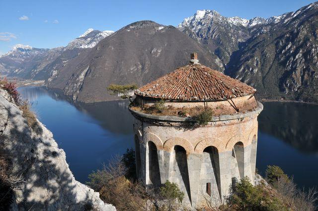 L'osservatorio della Rocca d'Anfo che domina il lago d'Idro