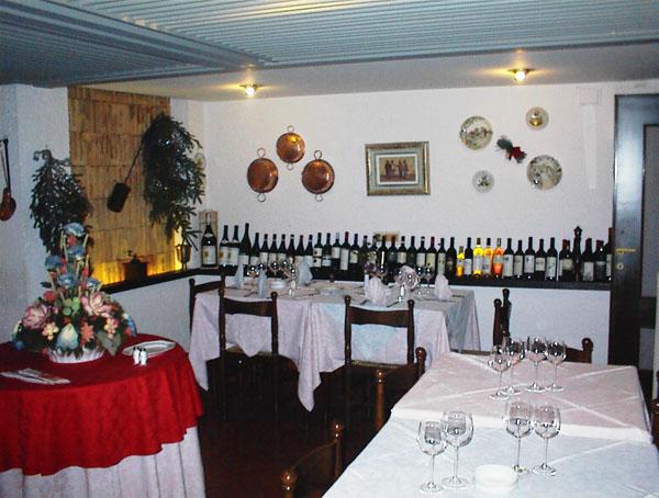 Lago d'Idro, Hotel Alpino la sala pranzo con la scelta dei vini