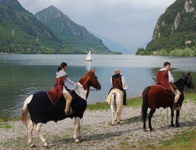 Le passaggiate a cavallo intorno al lago e lungo i sentieri attrezzati