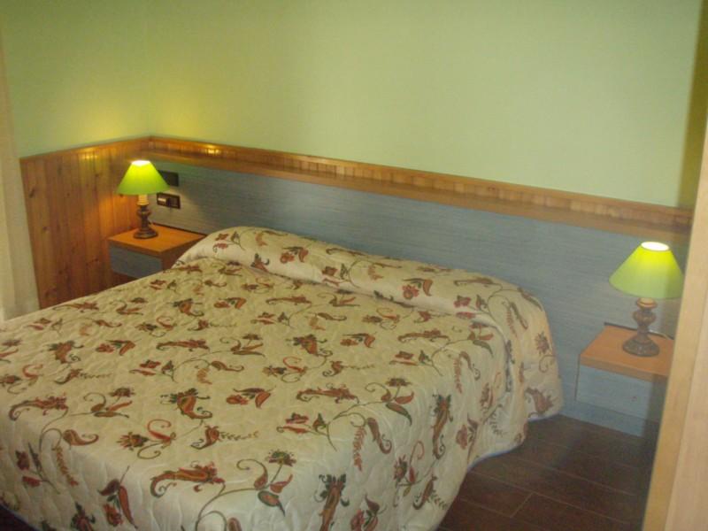 Villa Stefano Schlafzimmer mit Doppelbett - Hotel Alpino - Idro See