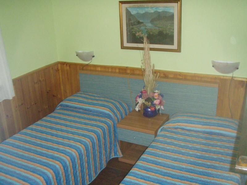 Villa Stefano single bedroom with 2 single beds - Hotel Alpino - Idro lake