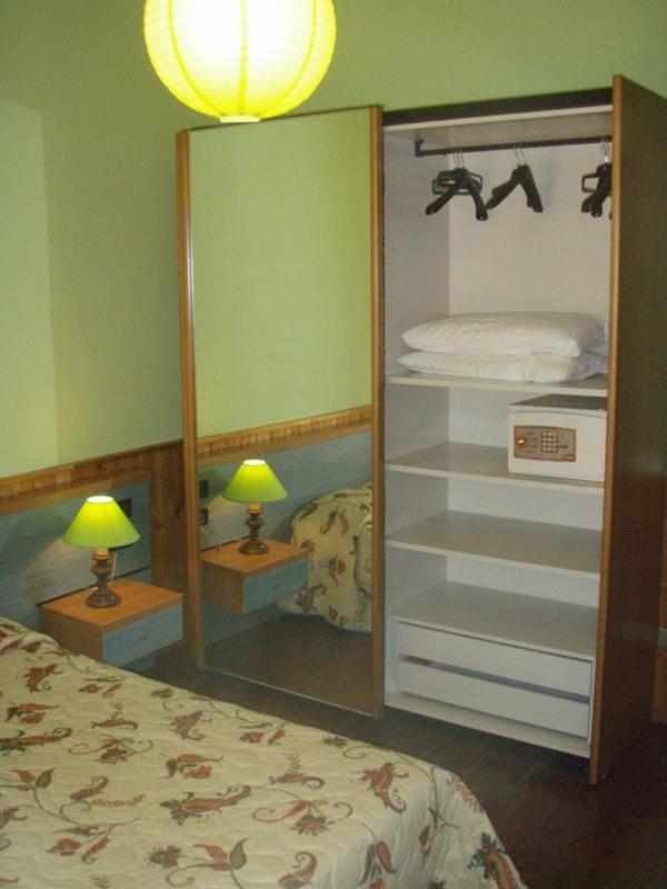 Villa Stefano slaapkamer met een tweepersoonsbed - Hotel Alpino - Idromeer